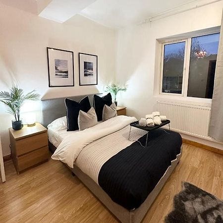 Retreat To A Stylish Ensuite In Londres Extérieur photo