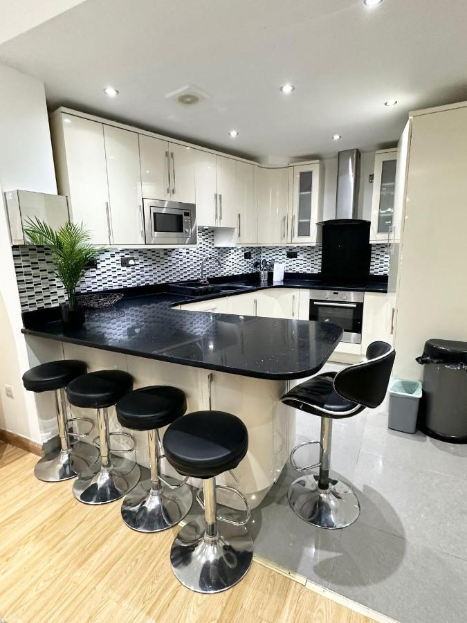 Retreat To A Stylish Ensuite In Londres Extérieur photo