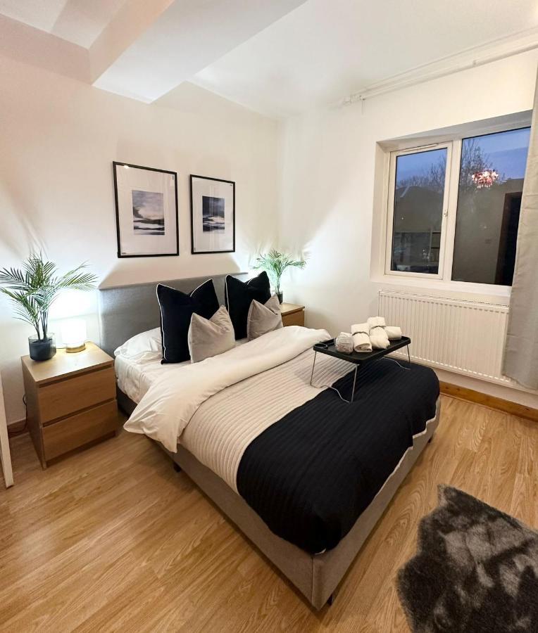 Retreat To A Stylish Ensuite In Londres Extérieur photo