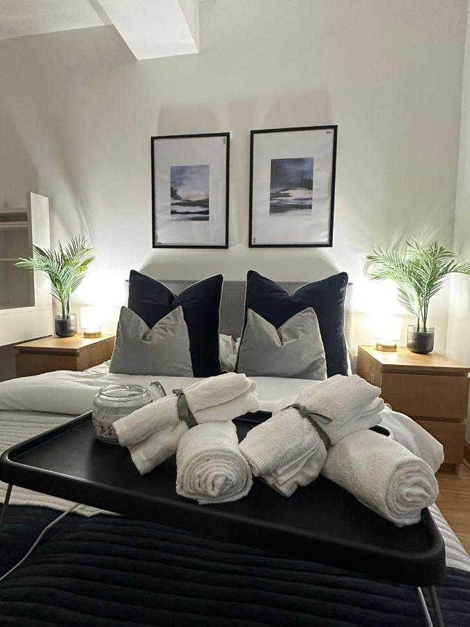 Retreat To A Stylish Ensuite In Londres Extérieur photo